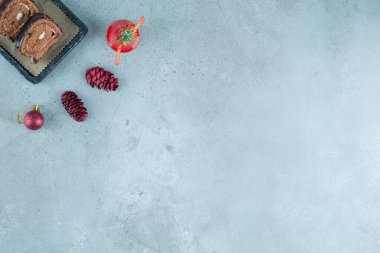 Kremalı kek dilimli ahşap bir tahta. Yüksek kalite fotoğraf