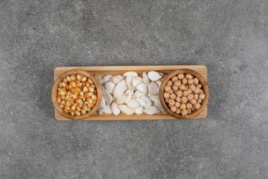 Kuru bezelyeler, kabak tohumları ve tahta kaselerde mısır taneleri. Yüksek kalite fotoğraf