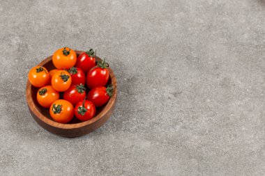 Lezzetli domatesler kasede, mermer arka planda. Yüksek kalite fotoğraf