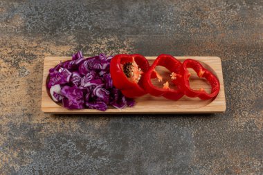 Küçük bir porsiyon ince doğranmış lahana ve mermer zemin üzerinde dilimlenmiş biber. Yüksek kalite fotoğraf