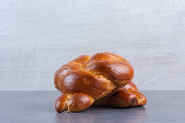 Tatlı kalp çörekleri mermer arka planda bir arada. Yüksek kalite fotoğraf