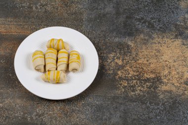 Beyaz tabakta bir sürü kremalı bisküvi. Yüksek kalite fotoğraf