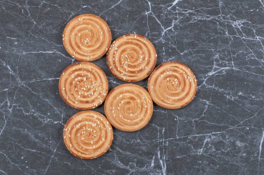 Altı rulo kurabiye, mermer arka planda. Yüksek kalite fotoğraf