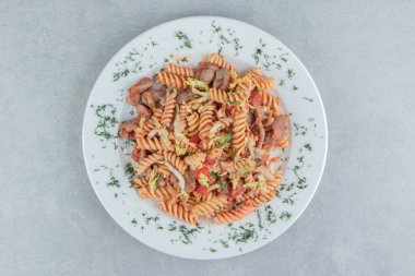 Beyaz bir tabak otlu sarmal makarna. Yüksek kalite fotoğraf