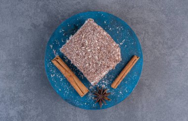 Mavi tabakta tarçın çubukları olan tiramisu keki. Yüksek kalite fotoğraf