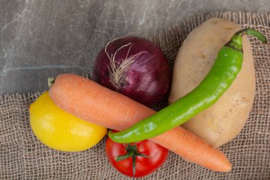 Taze sebzeler mermer arka planda çuval bezinde. Yüksek kalite fotoğraf