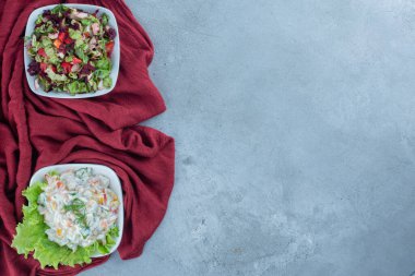 İki kase Olivier salatası ve mermer arka planda karışık sebze salatası. Yüksek kalite fotoğraf