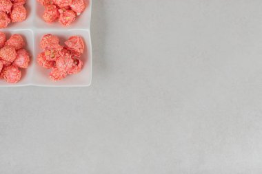 Dört porsiyon şeker kaplı patlamış mısır mermer arka planda bir aperatif tabakta. Yüksek kalite fotoğraf