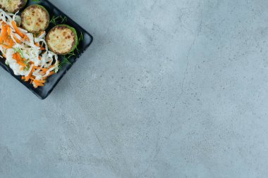 Siyah tabakta ızgara biberli doğranmış lahana ve havuç. Yüksek kalite fotoğraf