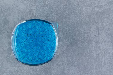 Çekirdekli bir bardak mavi içecek. Yüksek kalite fotoğraf