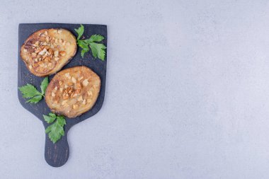 Ahşap bir tahtanın üzerinde maydanozlu patlıcan ve mermer arka plan. Yüksek kalite fotoğraf