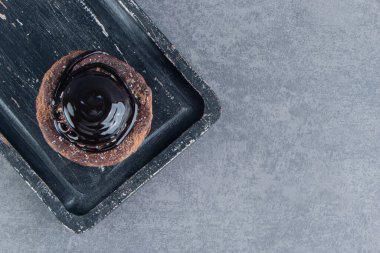 Koyu tahta tahta ve çikolatalı kek. Yüksek kalite fotoğraf