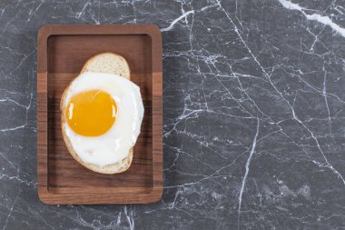  Dilimlenmiş ekmeğin üzerinde yumurta, mermer arka planda. Yüksek kalite fotoğraf