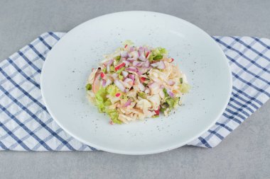 Balık filetosu ve karışık malzemeli deniz ürünleri salatası. Yüksek kalite fotoğraf