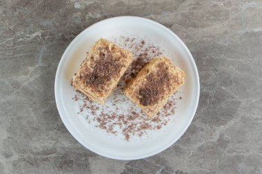 Beyaz tabakta bir dilim Napolyon keki. Yüksek kalite fotoğraf