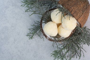 Hindistan cevizli kurabiyeler gri arka planda. Yüksek kalite fotoğraf