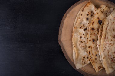 Masa arkasında ev yapımı ekmek (pita, lavaş ekmeği)