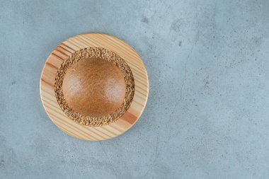 Ahşap tabakta arpa kokulu çavdar ekmeği. Yüksek kalite fotoğraf