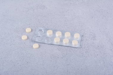 Mermer arka planda bir paket ilaç. Yüksek kalite fotoğraf