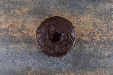 Çikolata kaplı donut mermer arka planda sergileniyor. Yüksek kalite fotoğraf