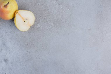 Mermer arka planda dilimler ve armutlar. Yüksek kalite fotoğraf