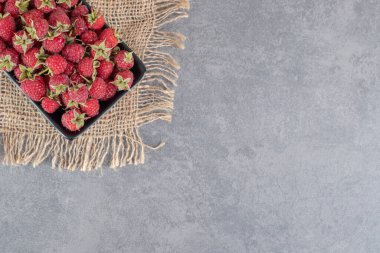 Siyah tabakta lezzetli kırmızı ahududular. Yüksek kalite fotoğraf