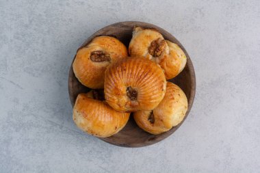 Tahta kasede ceviz taneleri olan tatlı bisküviler. Yüksek kalite fotoğraf