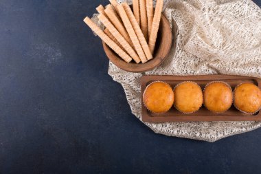 Arka planda ev yapımı taze pişmiş kekler, yakın plan.