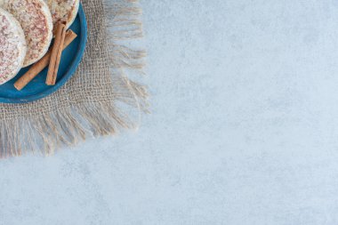 Lezzetli pirinç kekleri ve ahşap tabak, mermer sırt grubunda.