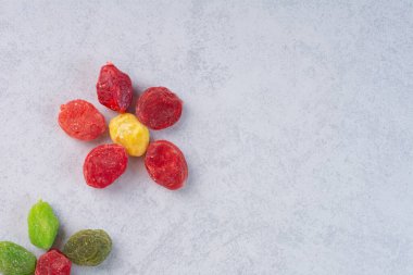 Beton zemine izole edilmiş kurutulmuş çok renkli meyve jölesi. Yüksek kalite fotoğraf