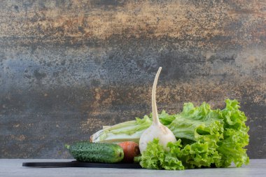 Siyah tahtada taze yeşil sebze ve havuç. Yüksek kalite fotoğraf
