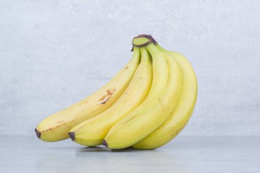 Beyaz arka planda bir sürü olgun meyve muzu. Yüksek kalite fotoğraf