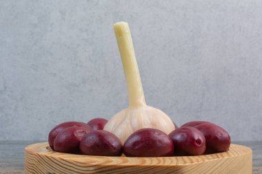 Tahta üzerinde tuzlu bir sarımsak. Yüksek kalite fotoğraf