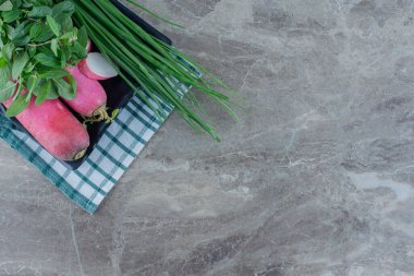 Taze soğanlı garnitür tabağı, mermer zemin üzerinde nane ve şalgam. Yüksek kalite fotoğraf