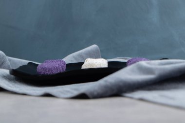 Tahtada, havluda, mermer zeminde nefis kurabiyeler var. Yüksek kalite fotoğraf