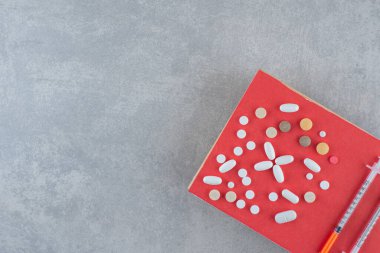 Gri arka planda şırıngalı ilaçlar. Yüksek kalite fotoğraf