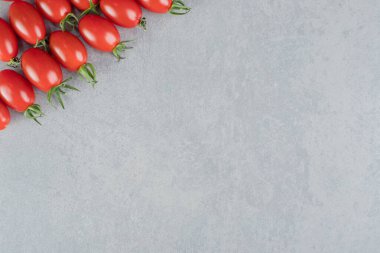 Beton zeminde izole edilmiş tatlı domatesler. Yüksek kalite fotoğraf