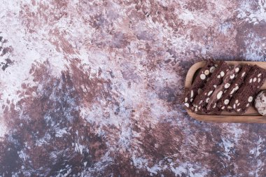 Kakaolu kek dilimleri ve zencefilli ekmekler sağ tarafta. Yüksek kalite fotoğraf