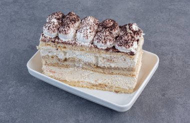 Beyaz tabakta ev yapımı kek dilimi. Yüksek kalite fotoğraf