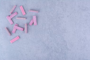 Mermer arka planda bir demet menekşe sakızı şeridi. Yüksek kalite fotoğraf