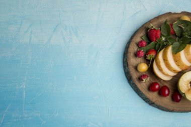Sağ tarafında armut, elma ve böğürtlen olan yuvarlak meyve tabağı. Yüksek kalite fotoğraf