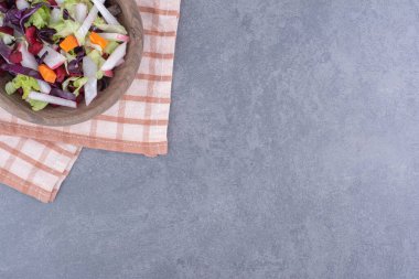 Mutfak havlusunda karışık malzemeli sebze salatası. Yüksek kalite fotoğraf