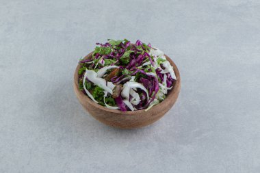 Mermer zemin üzerinde bir kase karışık sebze. Yüksek kalite fotoğraf