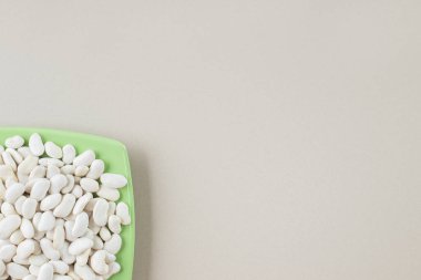 Beton arka planda yemek tepsilerindeki beyaz fasulyeler. Yüksek kalite fotoğraf