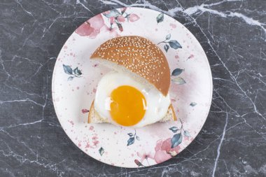 Ekmek ve sahanda yumurta tabakta, mermer zeminde. Yüksek kalite fotoğraf