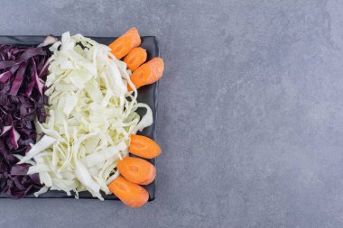 Havuç dilimli doğranmış mor ve beyaz lahana. Yüksek kalite fotoğraf
