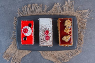 Koyu tahtada bir sürü lezzetli kek var. Yüksek kalite fotoğraf