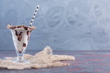 Gri arka planda çikolatalı milkshake bardakları. Yüksek kalite fotoğraf