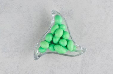 Kasede yeşil diş etleri var, mermer arka planda. Yüksek kalite fotoğraf