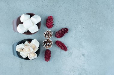 Mermer zemin üzerinde kozalaklı tatlı beyaz marşmelovlar. Yüksek kalite fotoğraf